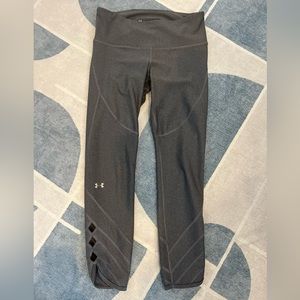 Under Armour gray leggings in medium cropped